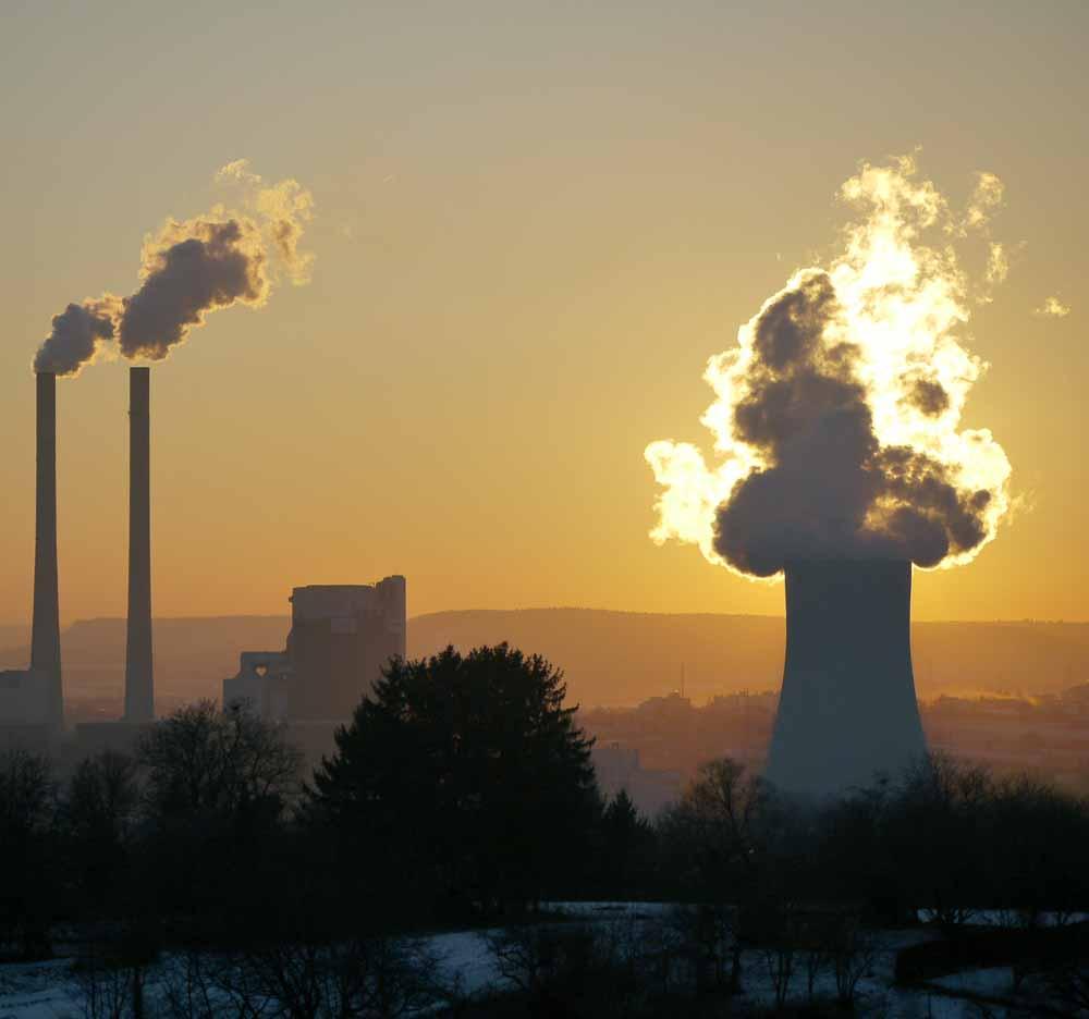 Heilbronn Panorama Schornsteine und Kühlturm des Heilbronner Kraftwerks im Sonnenuntergang